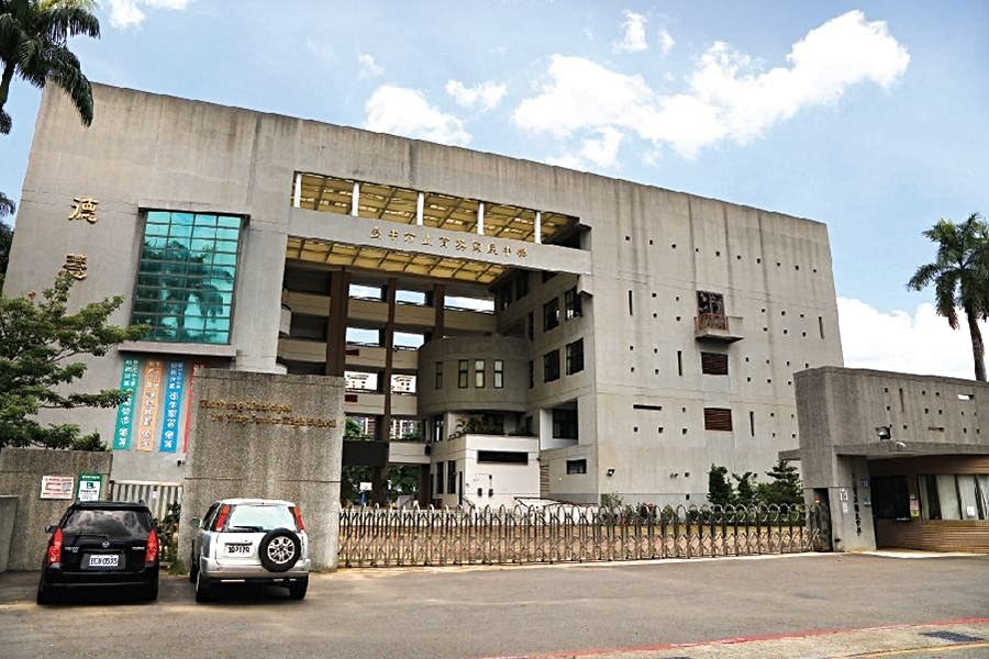 育英國中就在成功國小旁邊。