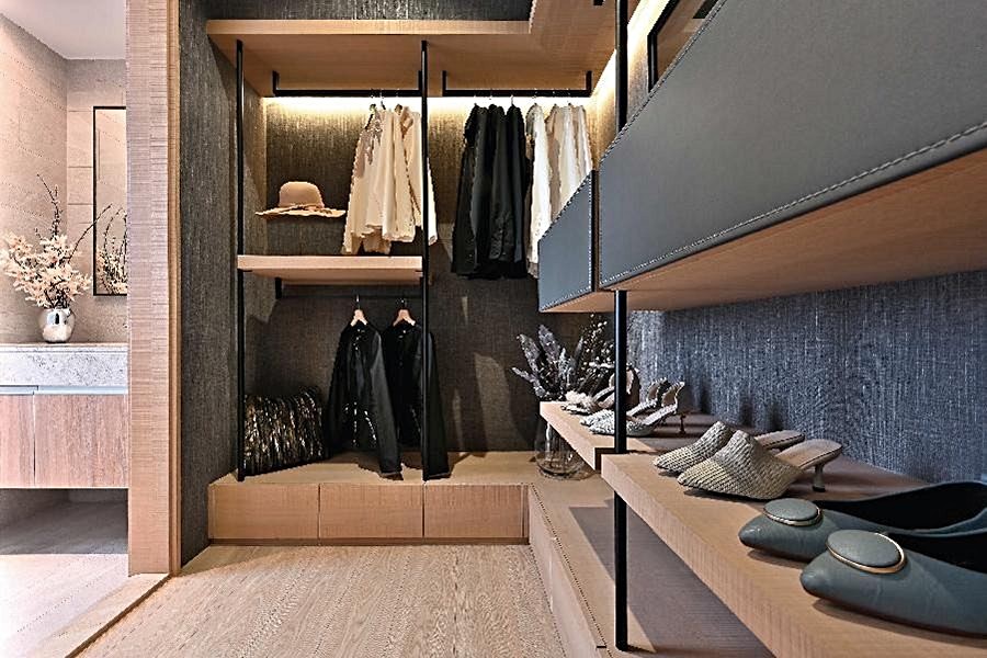 主臥可以在衛浴外規劃1間更衣室。