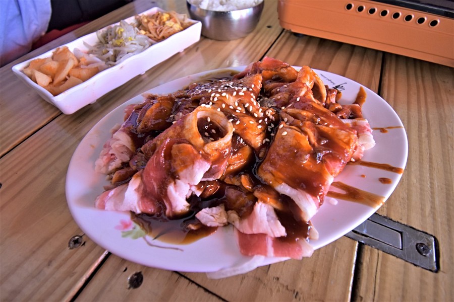 這肉堆得跟山一樣..扯