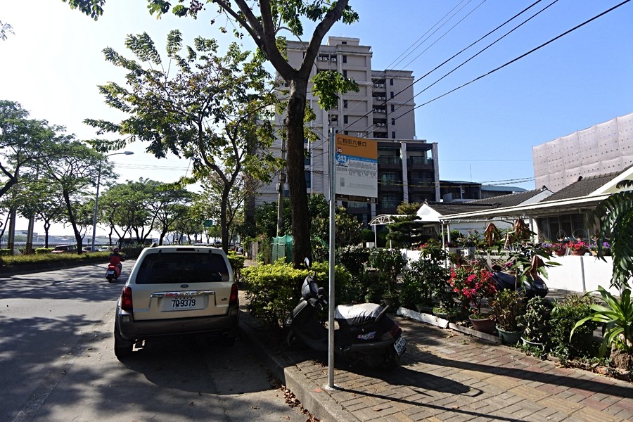 基地旁的公車站牌