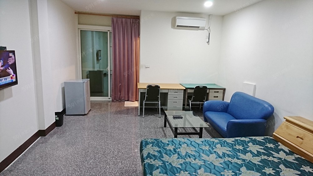 房間寬大採光及通風良好有沙發