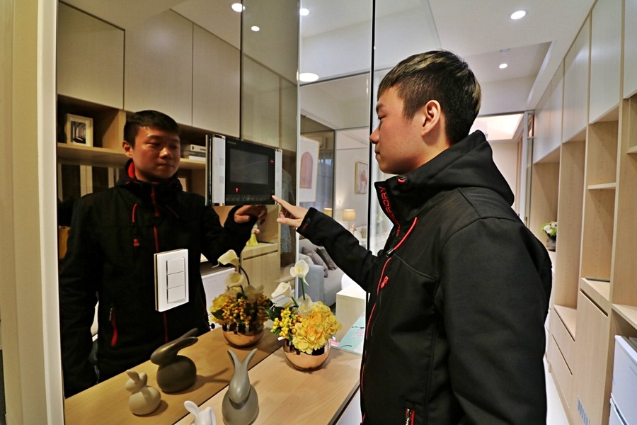 配備的面板可隨時監看門外狀況