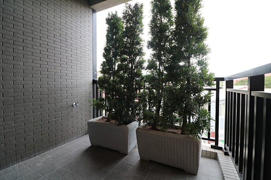 陽台空間還蠻大的