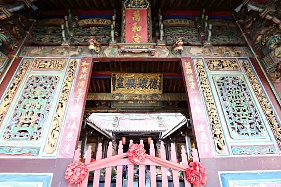 香火鼎盛,有300餘年歷史的萬和宮就位在南屯老街。