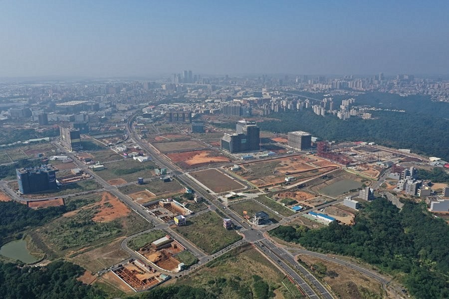 基地前後面學校、物流園區,擁有廣闊棟距。