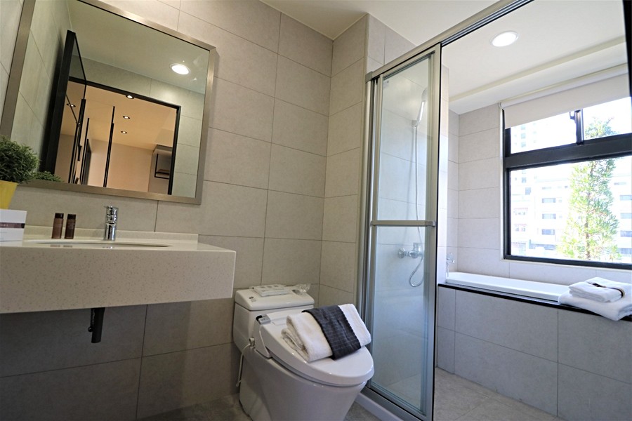 主衛浴有浴缸還開窗太超過了