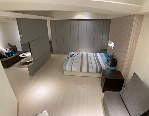 大空間一房可旋轉電視牆有自己專屬的置物櫃 - Image 4