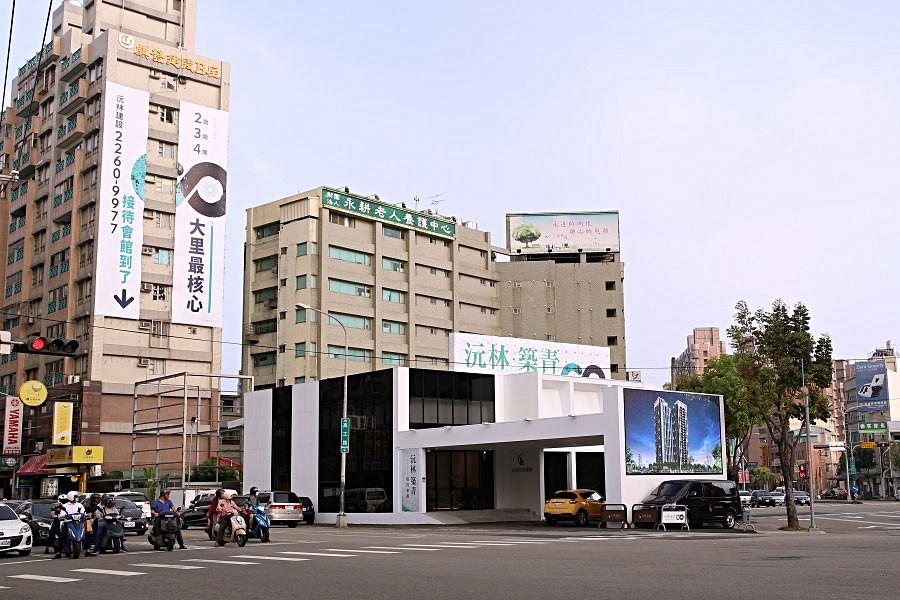 「沅林.築青」接待中心位於高工路、文心南路口。