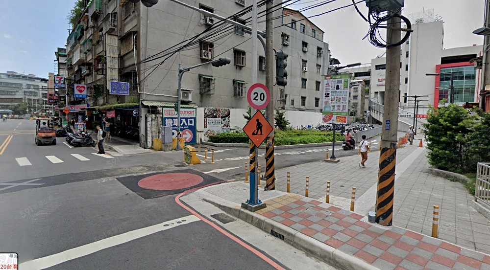 位於板橋愛買旁