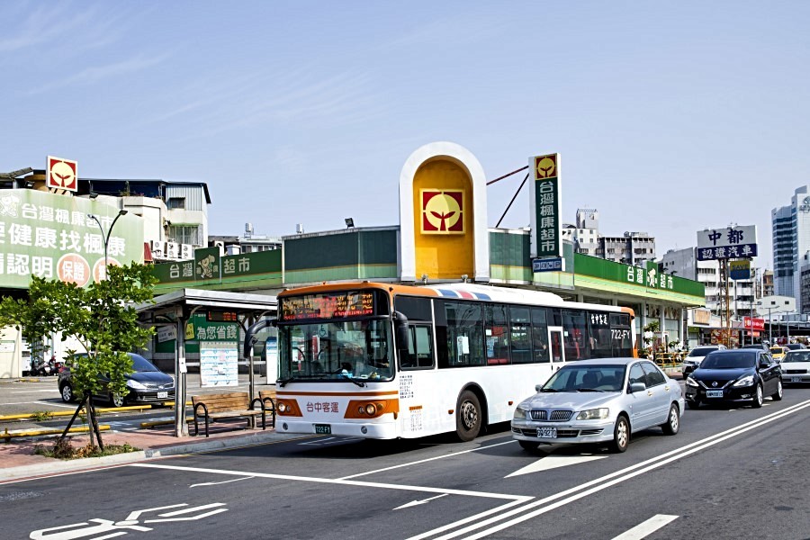 下樓就有公車站