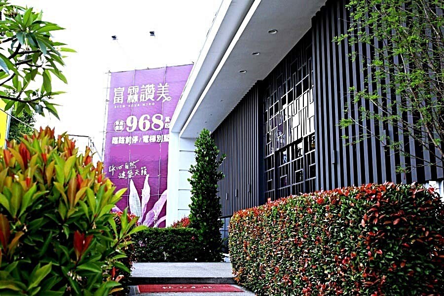 「富霖讚美」接待中心位在台灣大道五段與都會南街口
