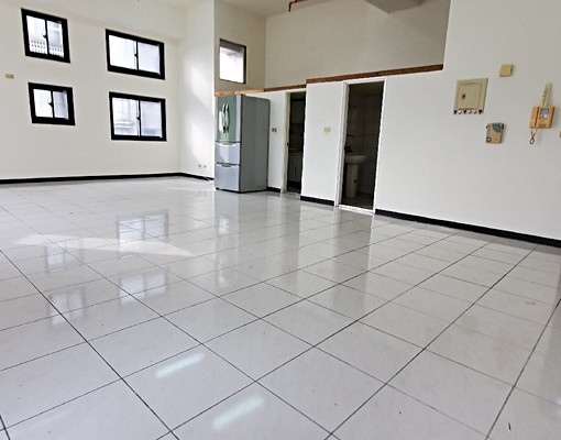 可辦可住中興商圈挑高4米2 - Image 1