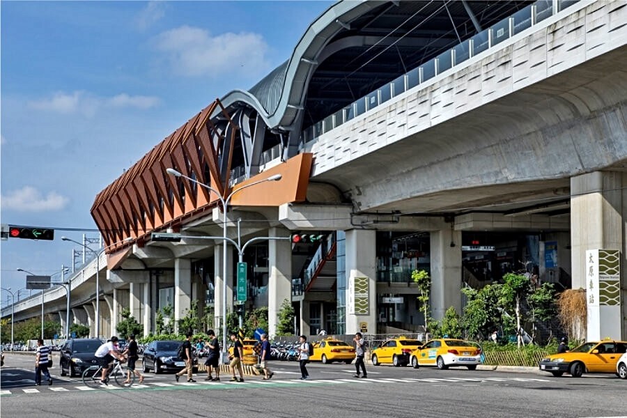 往東行一小段即可達捷運紅線太原站。