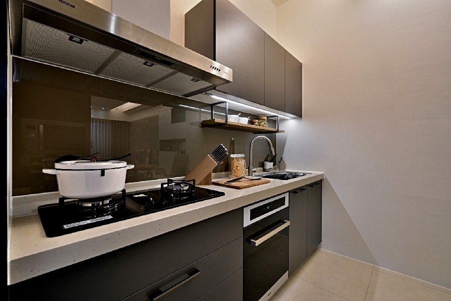 戶戶廚房作業檯面2.35米，配KOHLER廚具。