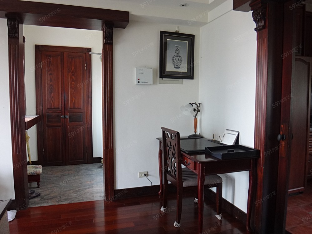 玄關右側有大鞋櫃