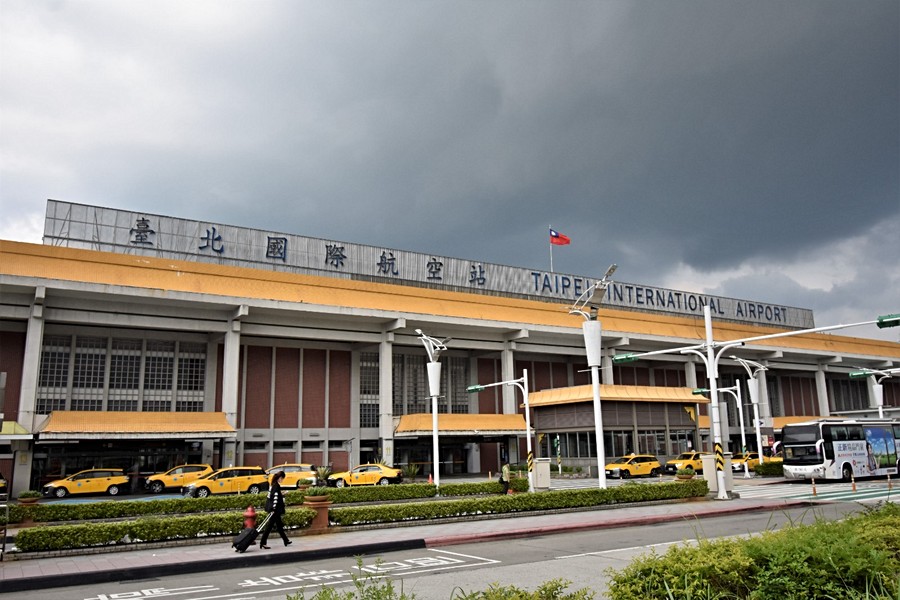 好想買機票出國玩