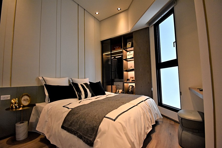 床鋪左方是衣櫥、前方是梳妝台