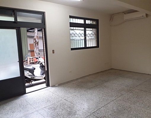 免费國道路一段1樓30坪地下室8坪住辨 - Image 1