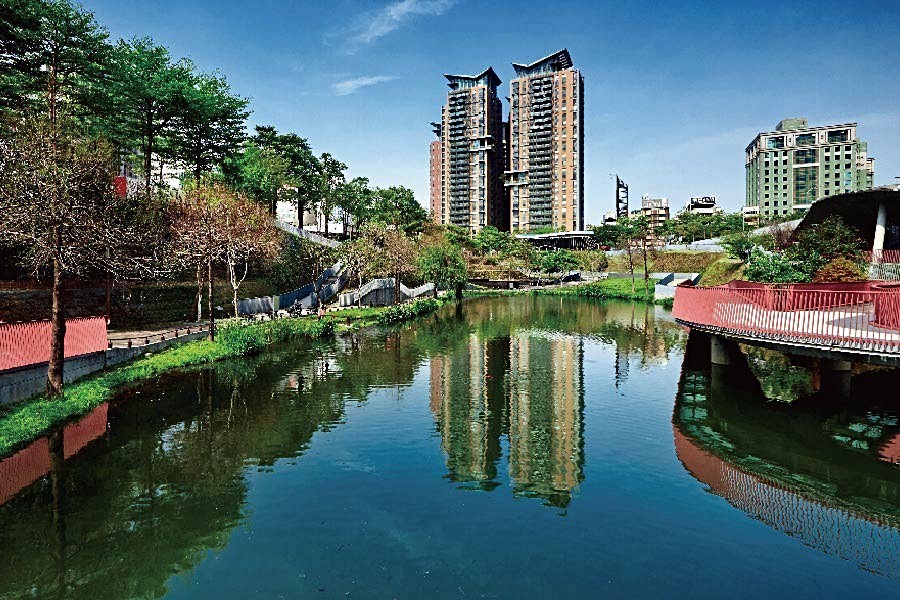 基地斜前方為秋紅谷公園。