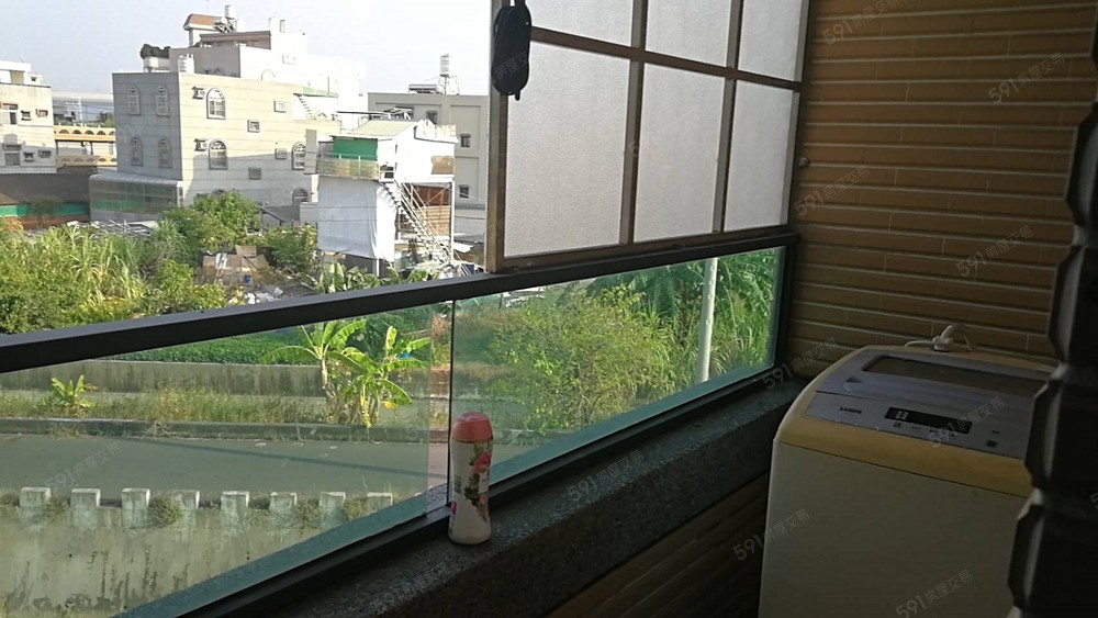 陽台曬衣處,窗外好風景!