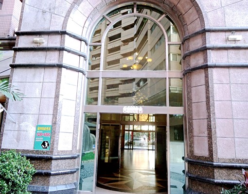 美裝潢大套房~有陽台~傢俱家電~台水台電~可租補 - Image 14