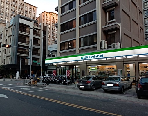近遠百喜來登美兩房~傢俱家電齊全,衛浴開窗!台電計費近超市! - Image 14