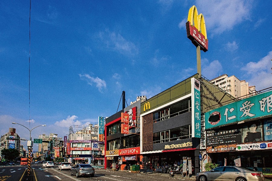 復興路則有大型連鎖店家。