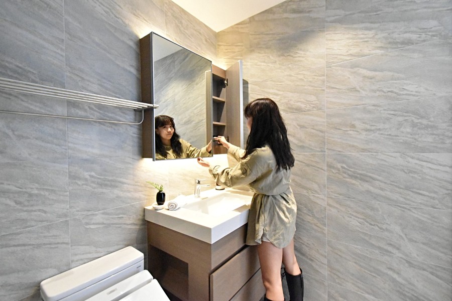 主臥衛浴的大面鏡櫃