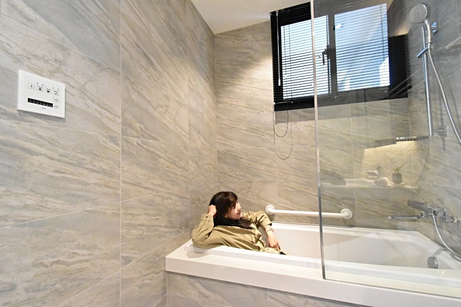 浴缸泡澡好舒適