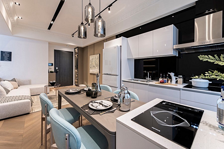 配置插座電器的實用中島 