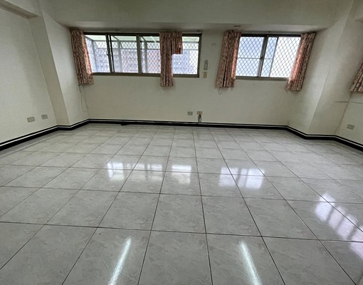 東區近南紡超大坪數一層一戶樓中樓 - Image 6