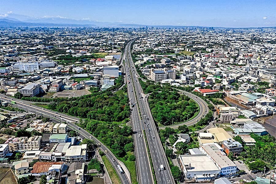 至國道1號交流道僅需5分鐘。