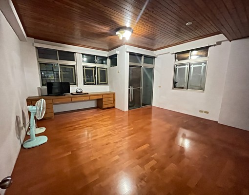 正新月廣場旁獨棟邊間，4+5樓整層住家，走路上學 - Image 9