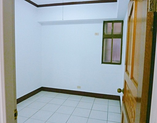 曙光女中旁近巨城百貨溫韾三房附車位便宜租 - Image 10