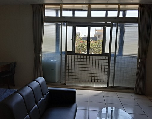 商業區舒適明亮大套房,一房一廳的格局 - Image 7