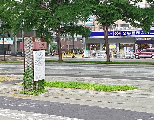 近中山醫,綠空廊道旁,優質套房限女生。 - Image 1