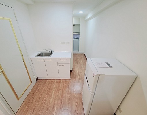 全新裝潢!一房一廳!超大廚房!獨洗獨曬! - Image 11