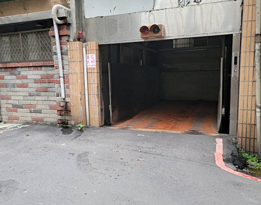 板橋觀光街地下機械停車位,近華翠大橋 - Image 1