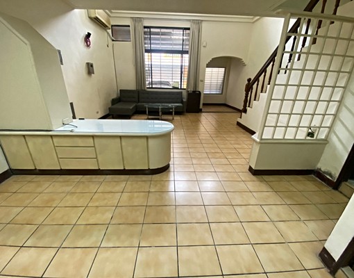 大業商圈♠稀有四房透天♠門口可停車♠機能好 - Image 3