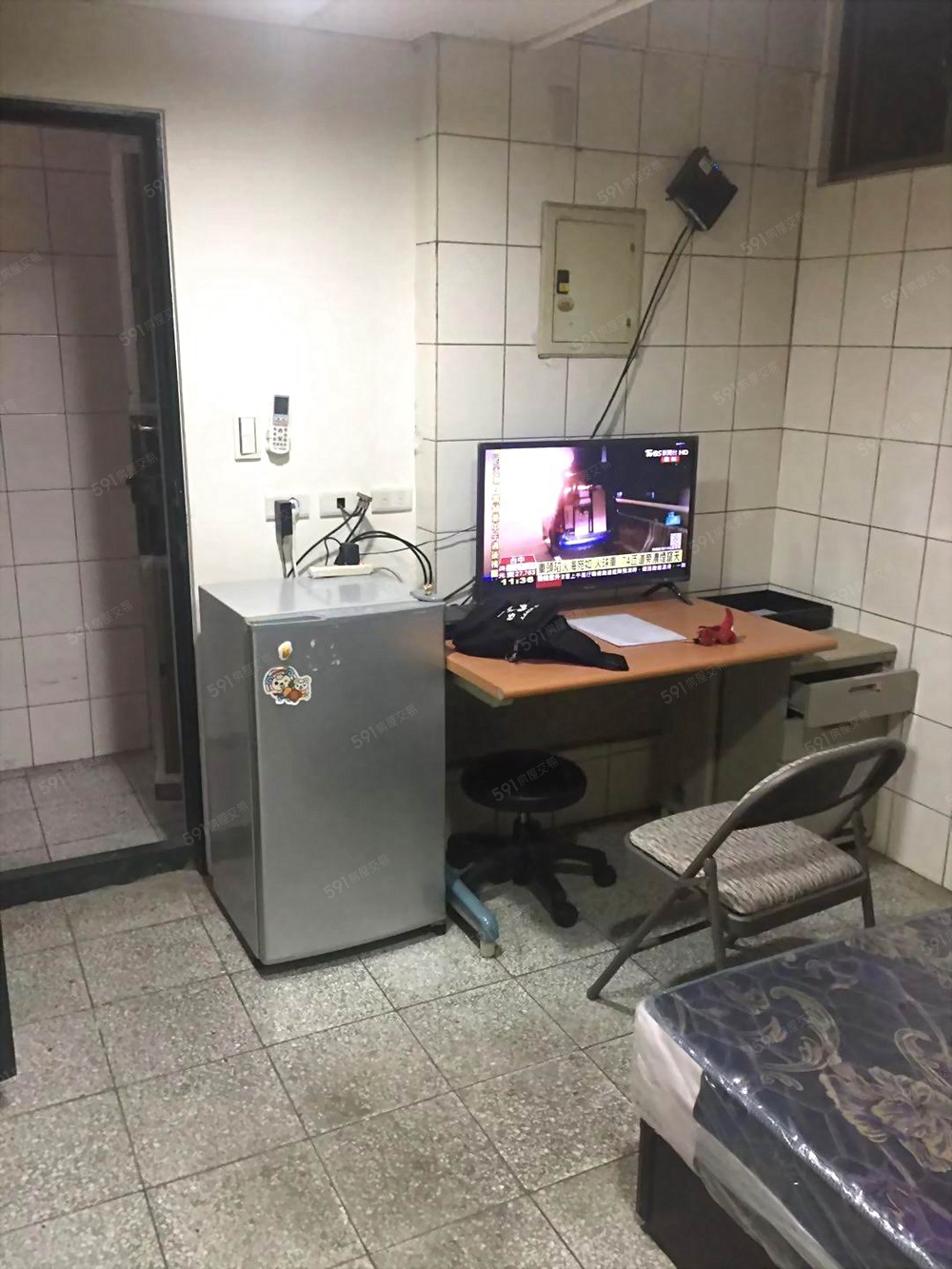 書桌電視與冰箱