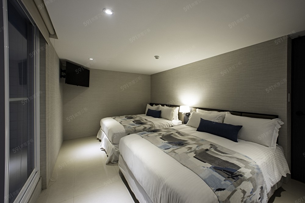 兩張雙人床超大超舒適，有道落地窗