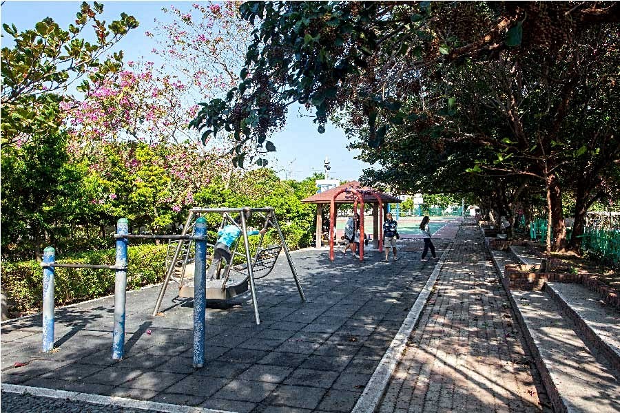 大型綠地南簡公園，距基地不遠