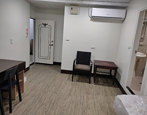 學校正門口公車站口全新裝潢採光大套房 - Image 2