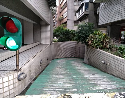 新莊捷運旁★車位便宜租★五守新村★好社區★限年繳 - Image 1