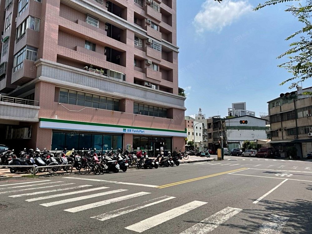 鄰亞灣區-樂群國小對面-面面臨路超大店面