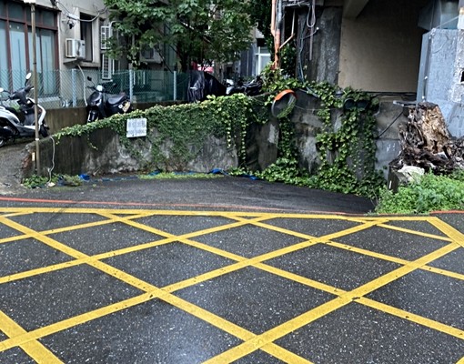 捷運芝山站出口附近停車場車位出租 - Image 1