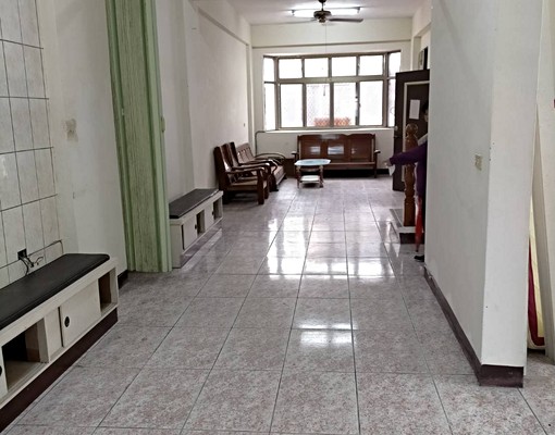 一棟六房優質房屋出粗(附車庫傢俱) - Image 4