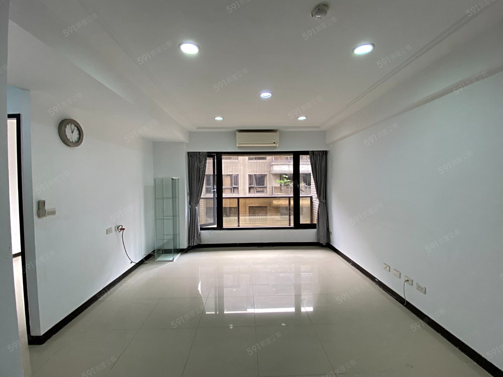 客廳明亮，簡單整潔