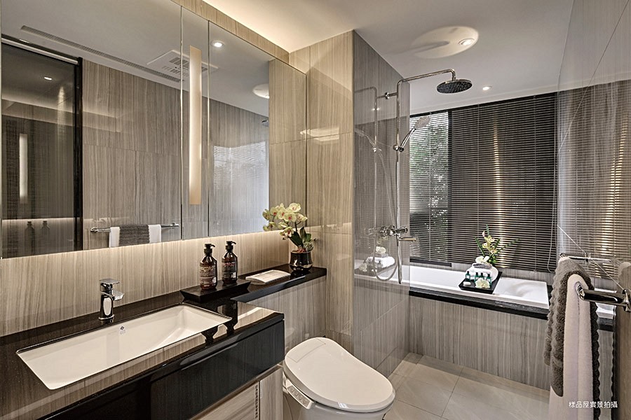 主臥衛浴做到雙面採光。