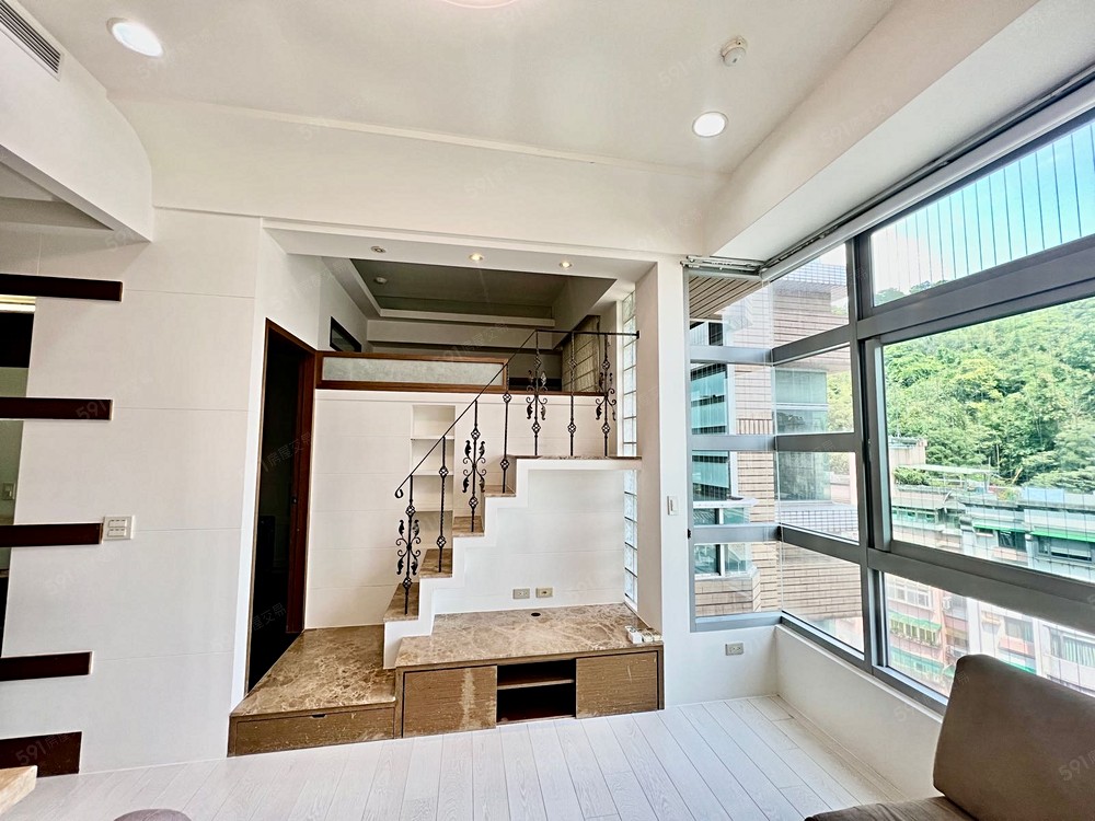 客廳、閣樓及窗景